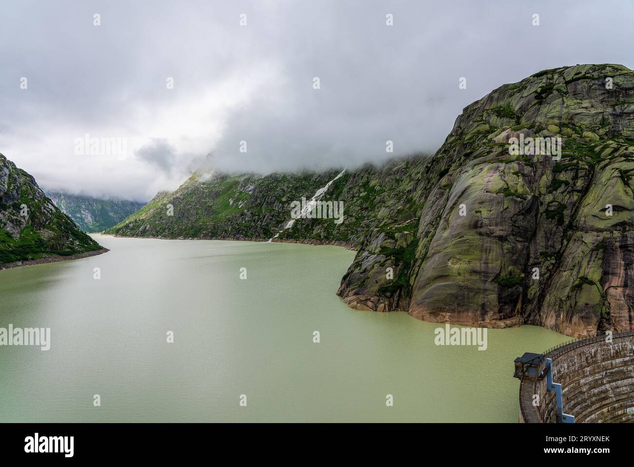 Panoramablick auf den Grimselstausee in der Schweiz. Stockfoto