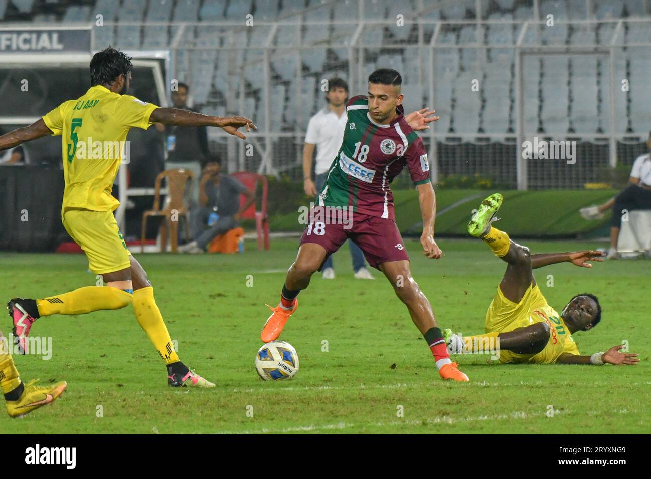 Kalkutta, Indien. Oktober 2023. Sahal Abdul Samad von Mohun Bagan Super Giants und Mohamed Irufaan vom Maziya Sports & Recreational Club in Aktion während des Spiels 2 - Gruppe D der AFC Cup Saison 2023-24 zwischen Mohun Bagan Super Giant (Indien) und Maziya Sports & Recreational Club (Malediven) in Salt Lake Stadion. Endnote; Mohun Bagan SG - 2:1 Maziya (Foto: Dipayan Bose/SOPA Images/SIPA USA) Credit: SIPA USA/Alamy Live News Stockfoto