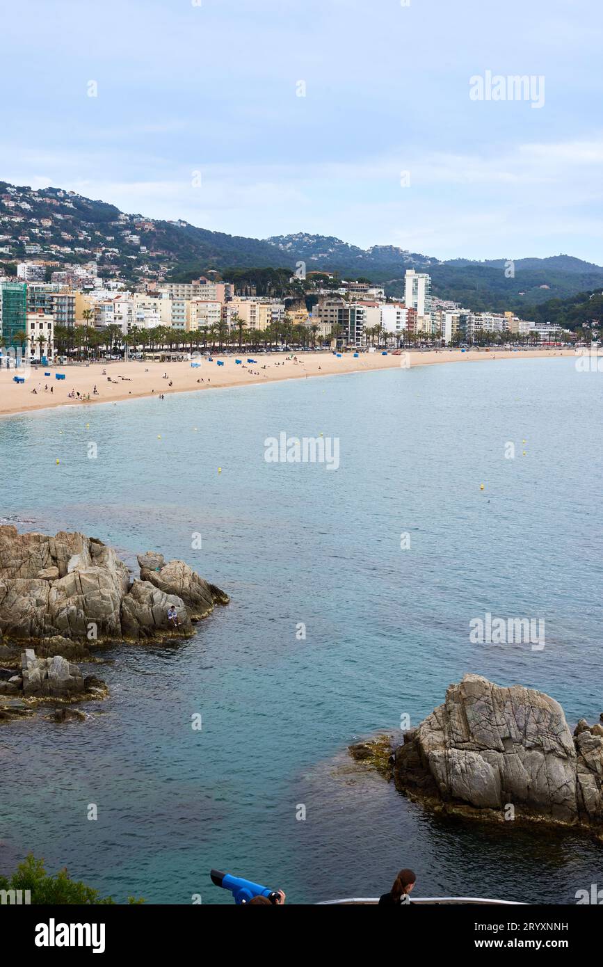 Farbenfrohe gelbe und orangene Häuser und Brücke Pont de Sant Agusti spiegeln sich im Fluss Onyar in Girona, Katalonien, Spanien. Ch Stockfoto