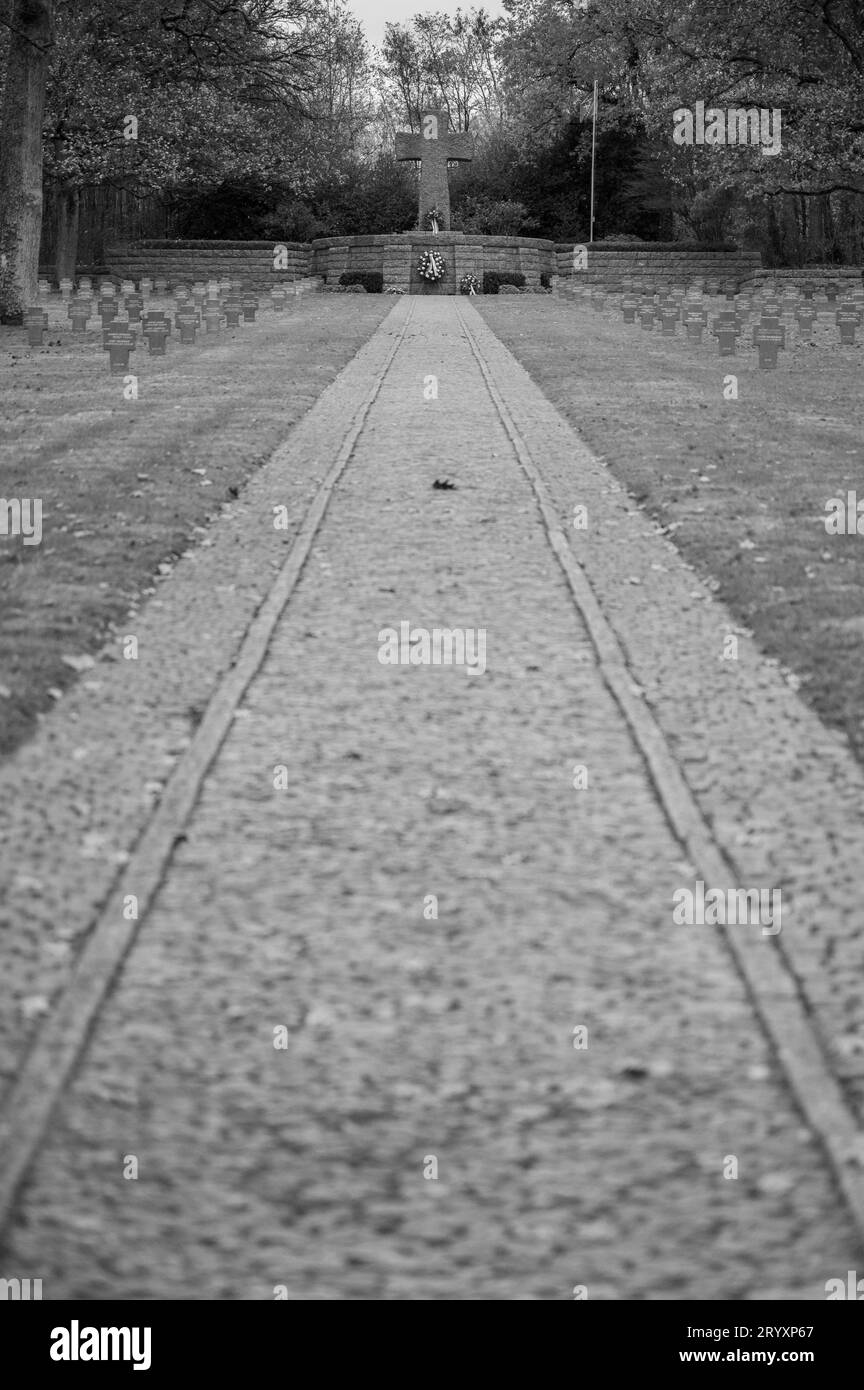 Der deutsche Kriegsfriedhof Sandweiler in Luxemburg. Es enthält die Gräber von 10.913 deutschen Soldaten, die 1944–1945 in der Ardenschlacht gefallen waren. Stockfoto