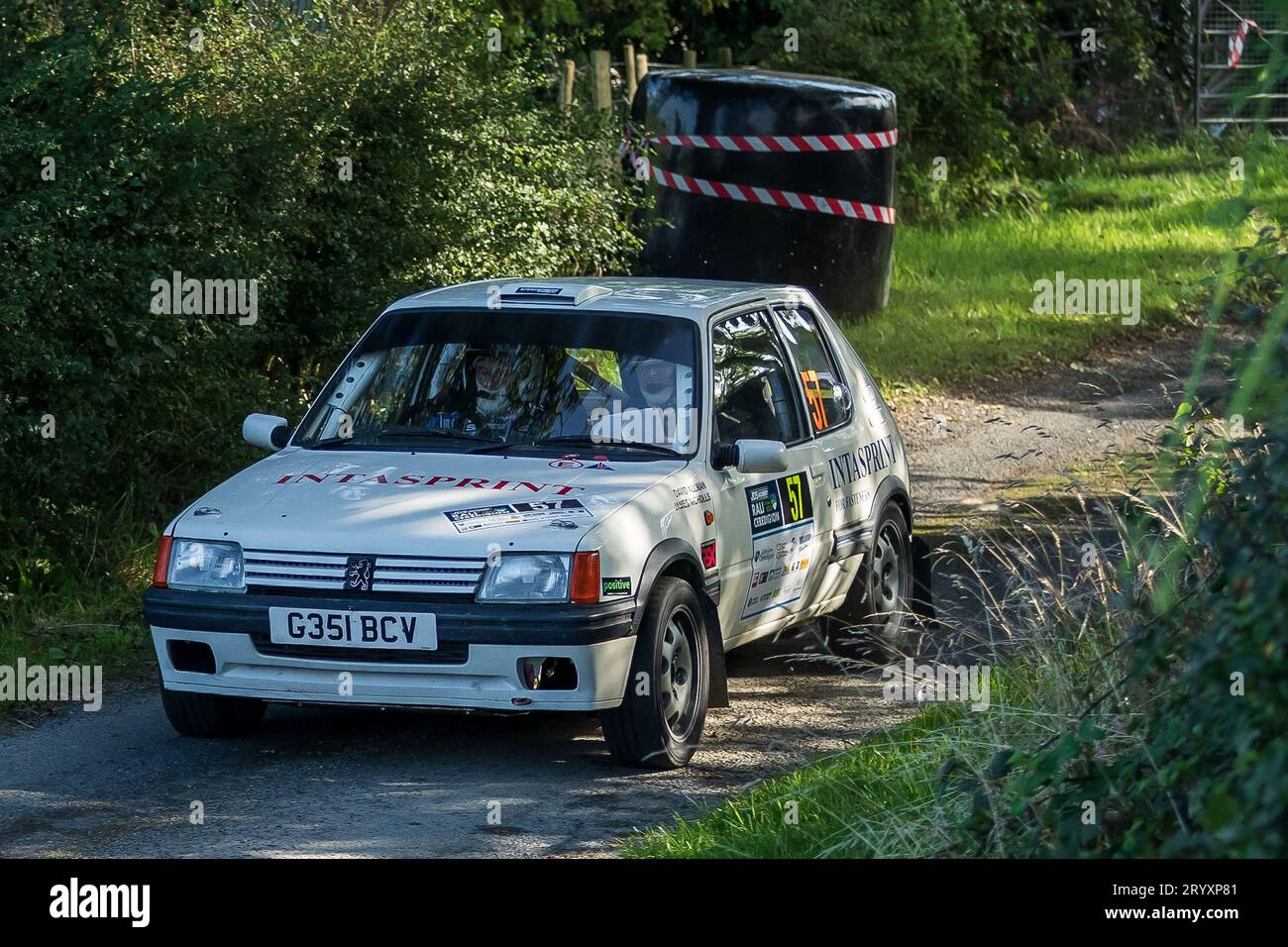 Ceredigion, Wales – 2. September 2023 Rali Ceredigion: James Nicholls und Mitfahrer David Allman in einem Peugeot 205 GTI Auto 57 auf der Bühne SS1 Borth 1 W Stockfoto