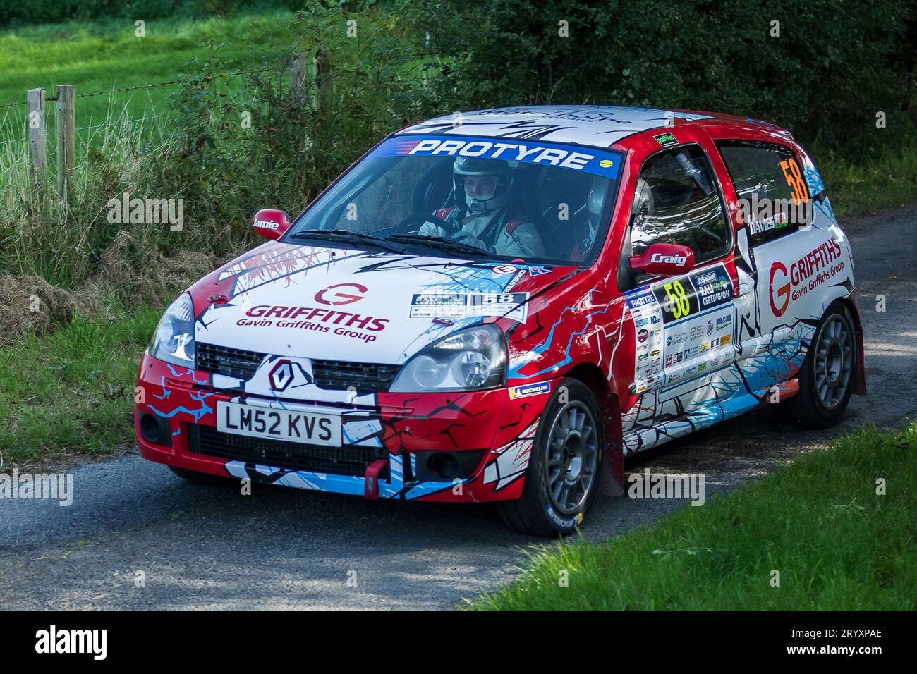 Ceredigion, Wales – 2. September 2023 Rali Ceredigion: Jonathan Stepney und Mitfahrer Aled Davies in einem Renault Clio Auto 58 auf der Bühne SS1 Borth 1 Wal Stockfoto