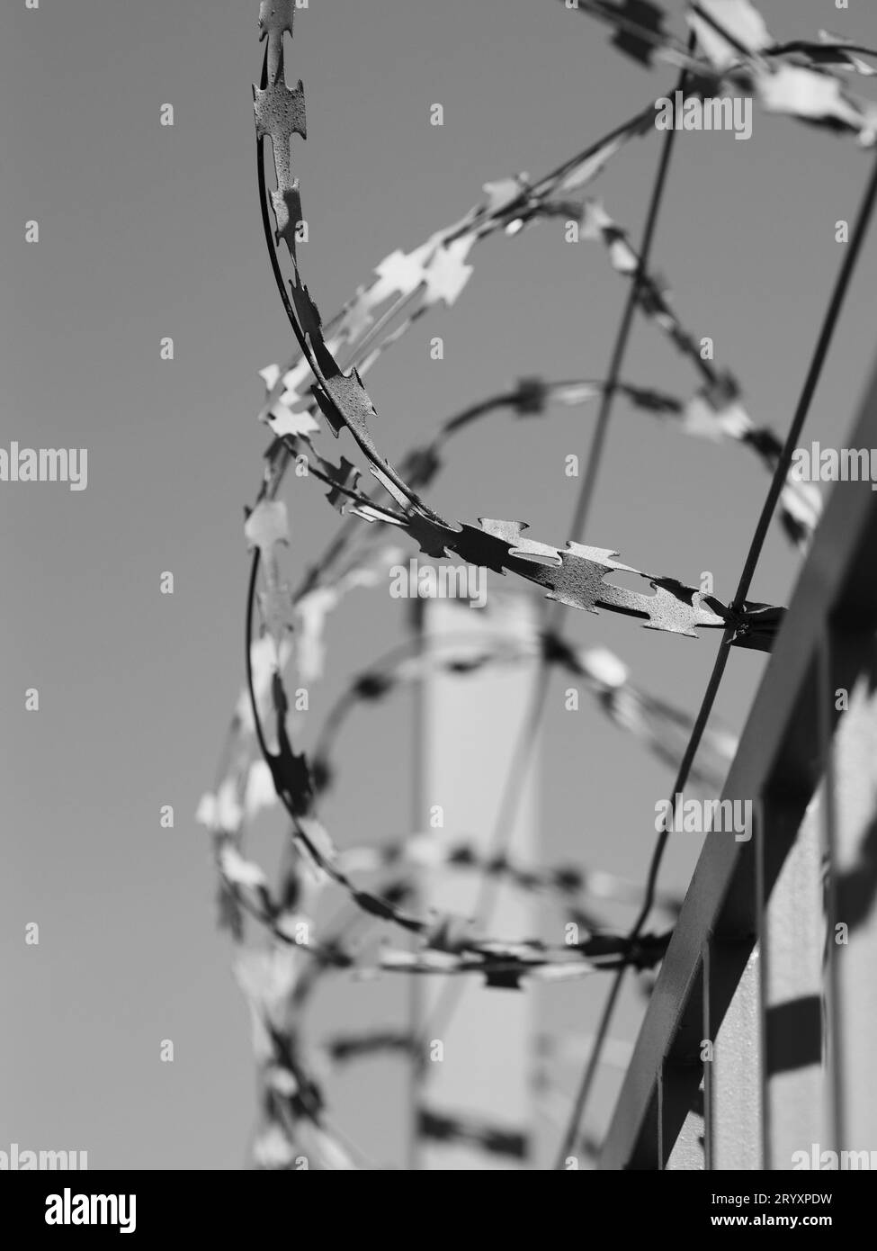 Zaun mit Stacheldraht. Zaunbereich um den Rand. Ausschlussbereich. Hemmnis für Migranten. Prüfpunkt. Stockfoto