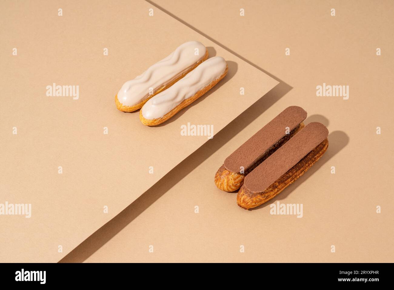 Ein Set köstlicher glasierter Donuts in verschiedenen Geschmacksrichtungen, auf einem Papppapier in einer einladenden Präsentation angeordnet Stockfoto