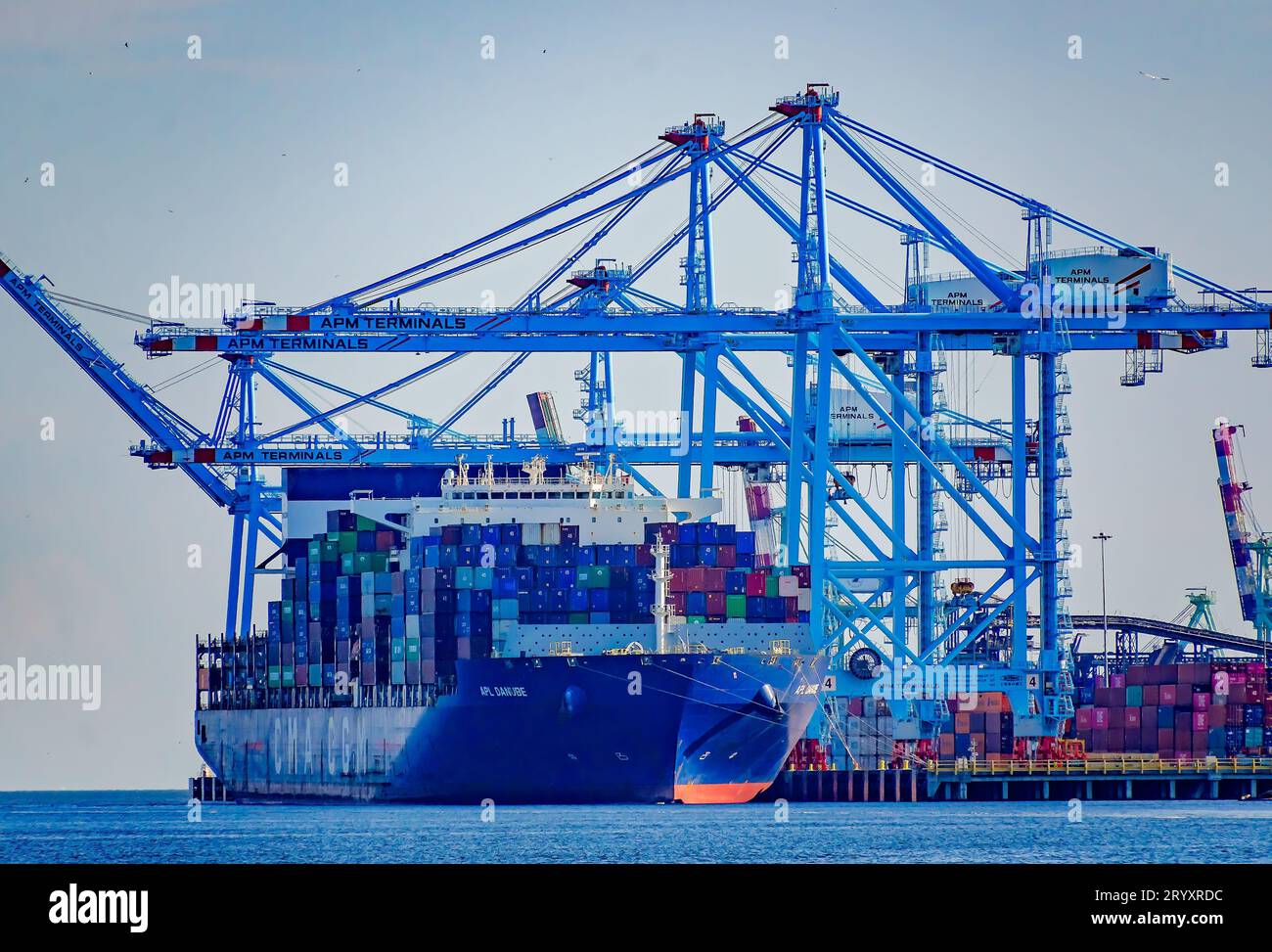 APL Danube, ein Post-Panamax-Containerschiff, ist am 30. September 2023 in Mobile, Alabama an APM Terminals angedockt. APL Donau wurde 2014 gebaut. Stockfoto