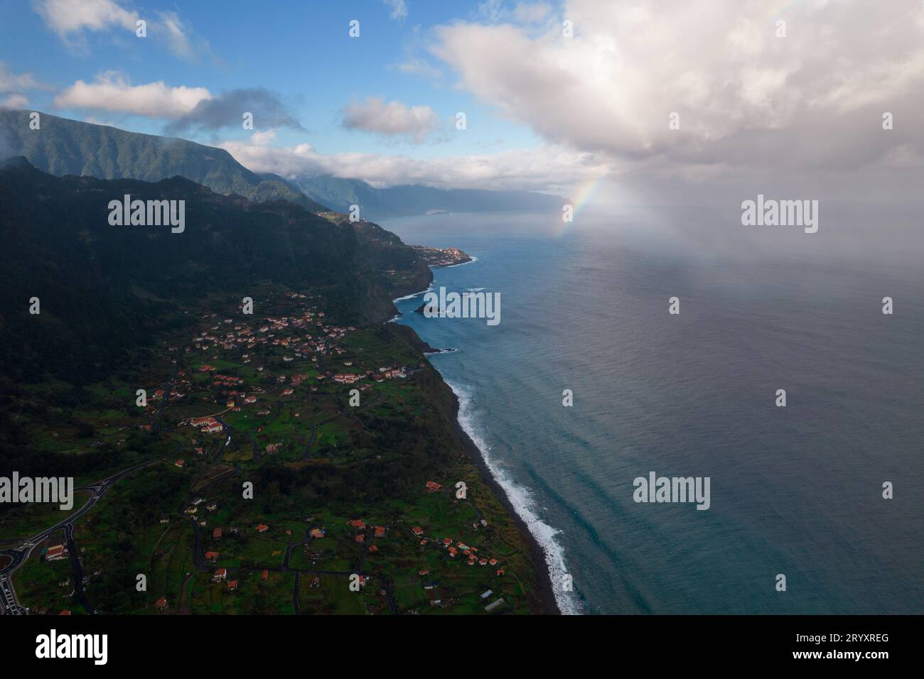 Luftbild der Nordküste der Insel Madeira mit einem Regenbogen. Bild aufgenommen mit einem DJI Mavic Air 2s Stockfoto