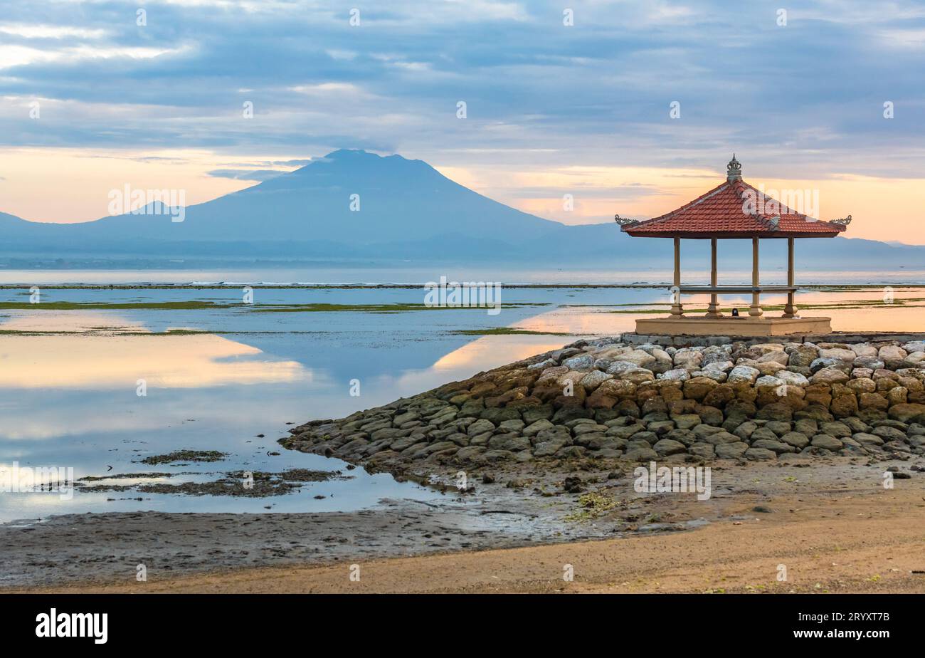 Sanur Beach und Vulkan Mount Agung bei Sonnenaufgang, Bali, Indonesien Stockfoto