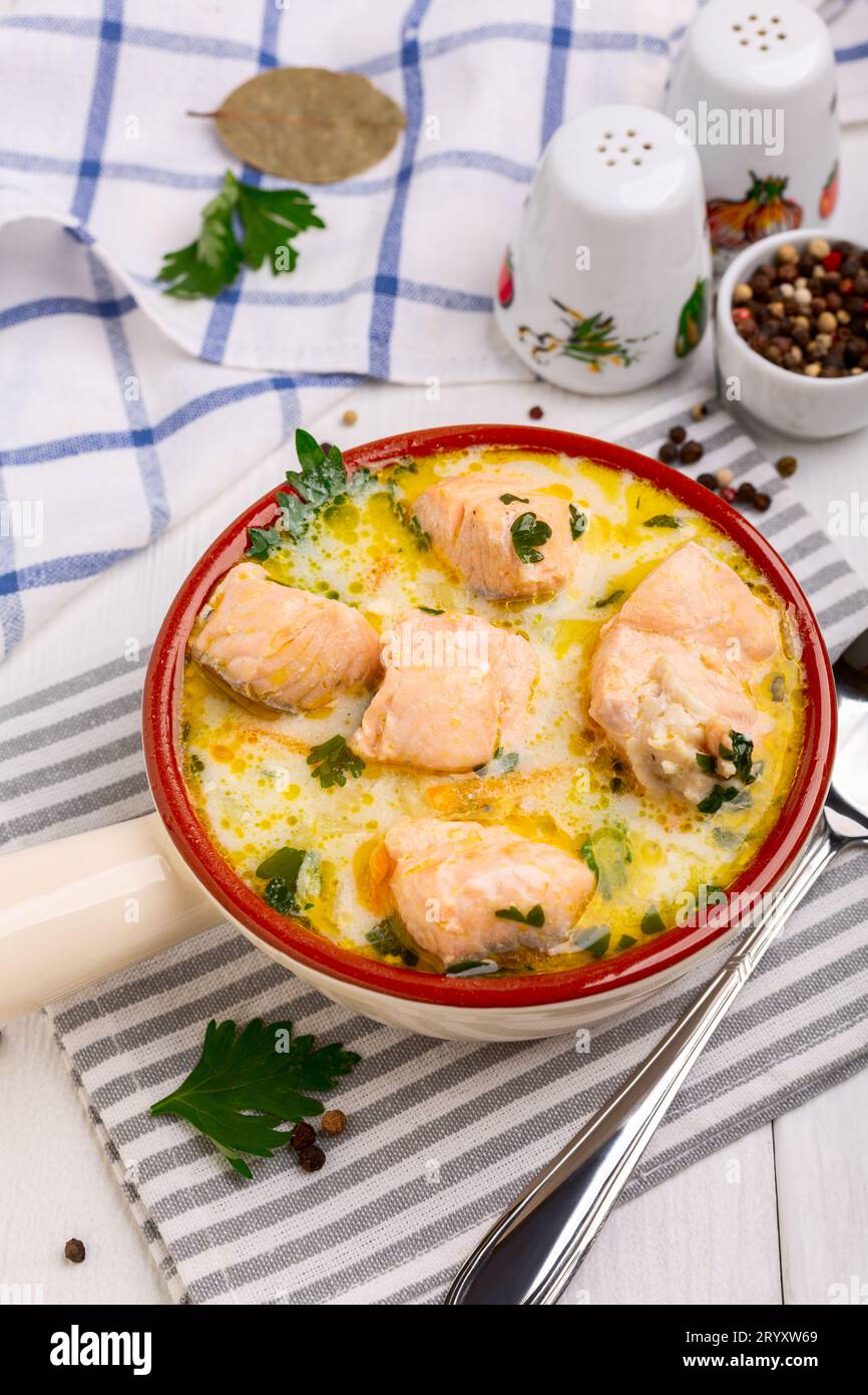 Traditionelle cremige Lachssuppe. Stockfoto