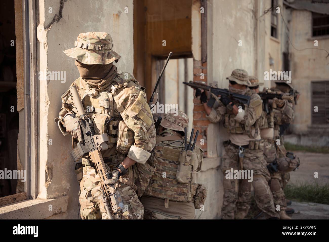 Professionelle Marinesoldaten trainieren mit Waffen auf einem militärischen Bereich. Stockfoto