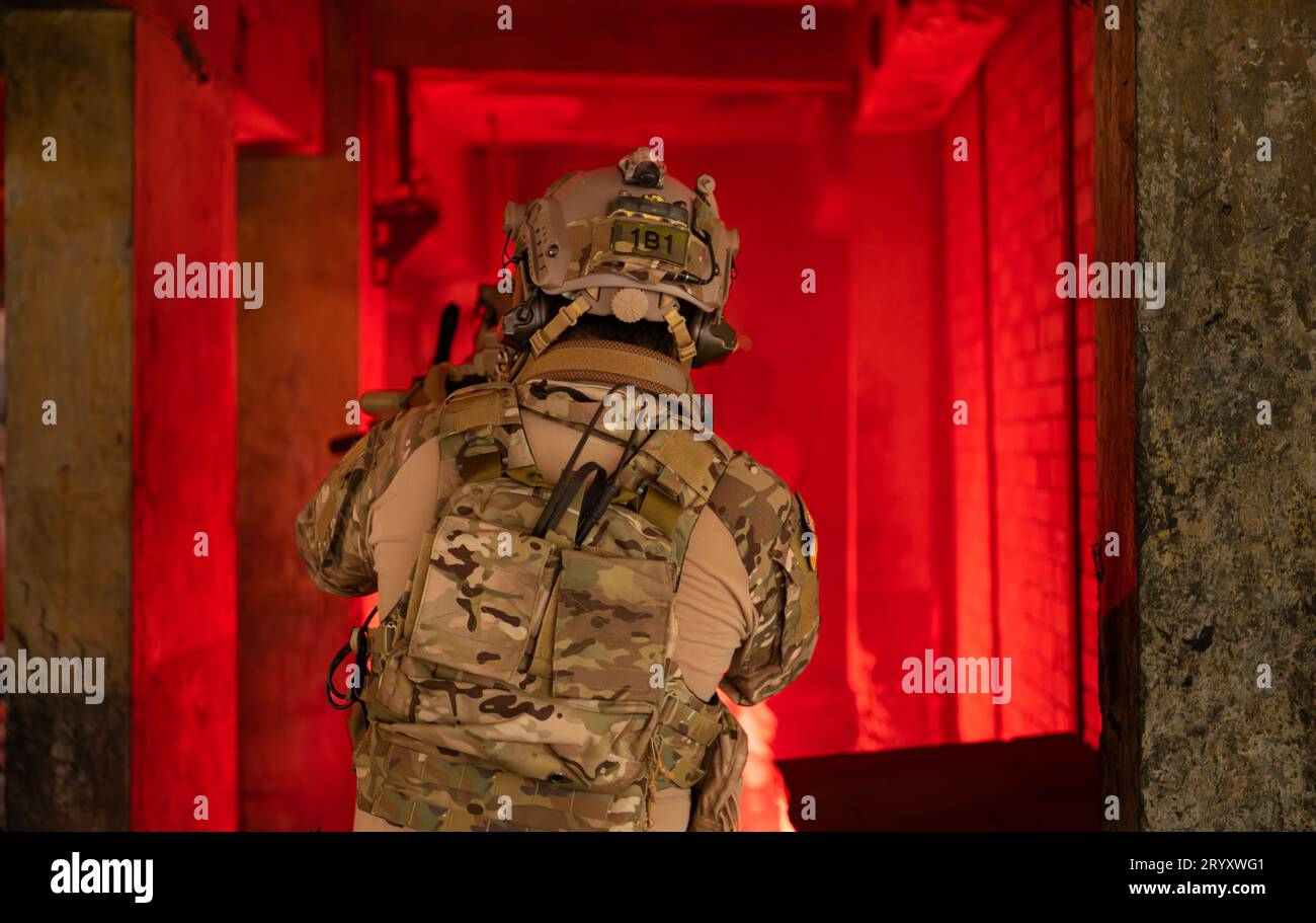 Soldat in der Anti-Terror-Kriegsführung in einem dunklen Gebäude, Anti-Terror-Operation Training auf dem Schlachtfeld Stockfoto