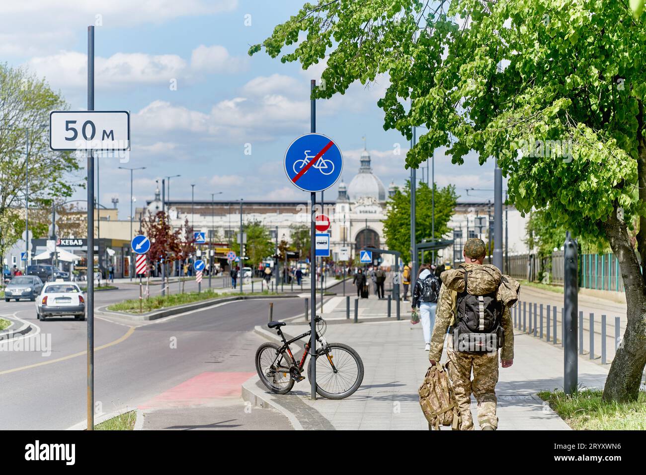 Lemberg, Ukraine - 8. MAI 2023: Lemberger Bahnhof. Das tägliche Leben in Lemberg im Russland-Ukraine-Krieg. Stockfoto