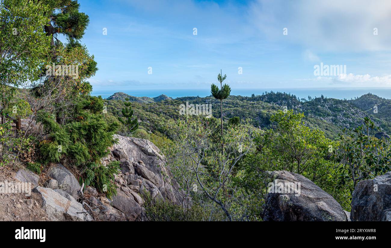 Eine spektakuläre aussicht auf eine der Wanderungen auf der Magnetic Island, die zur historischen Festung aus dem 11. Weltkrieg und zum Aussichtspunkt, bekannt als „die Forts“, führt. Stockfoto