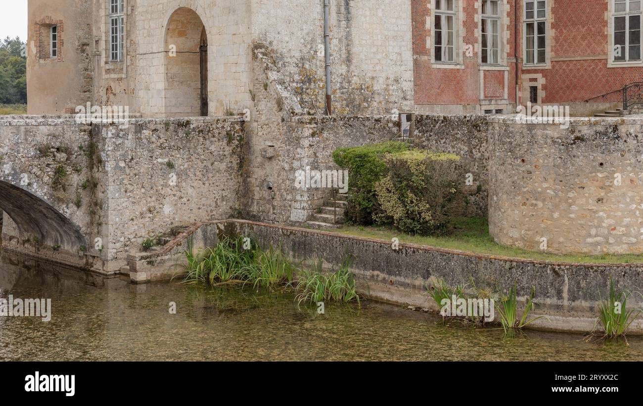 Blick über einen Graben auf ein Schloss an der Eingangsbrücke und dem Eingang Stockfoto