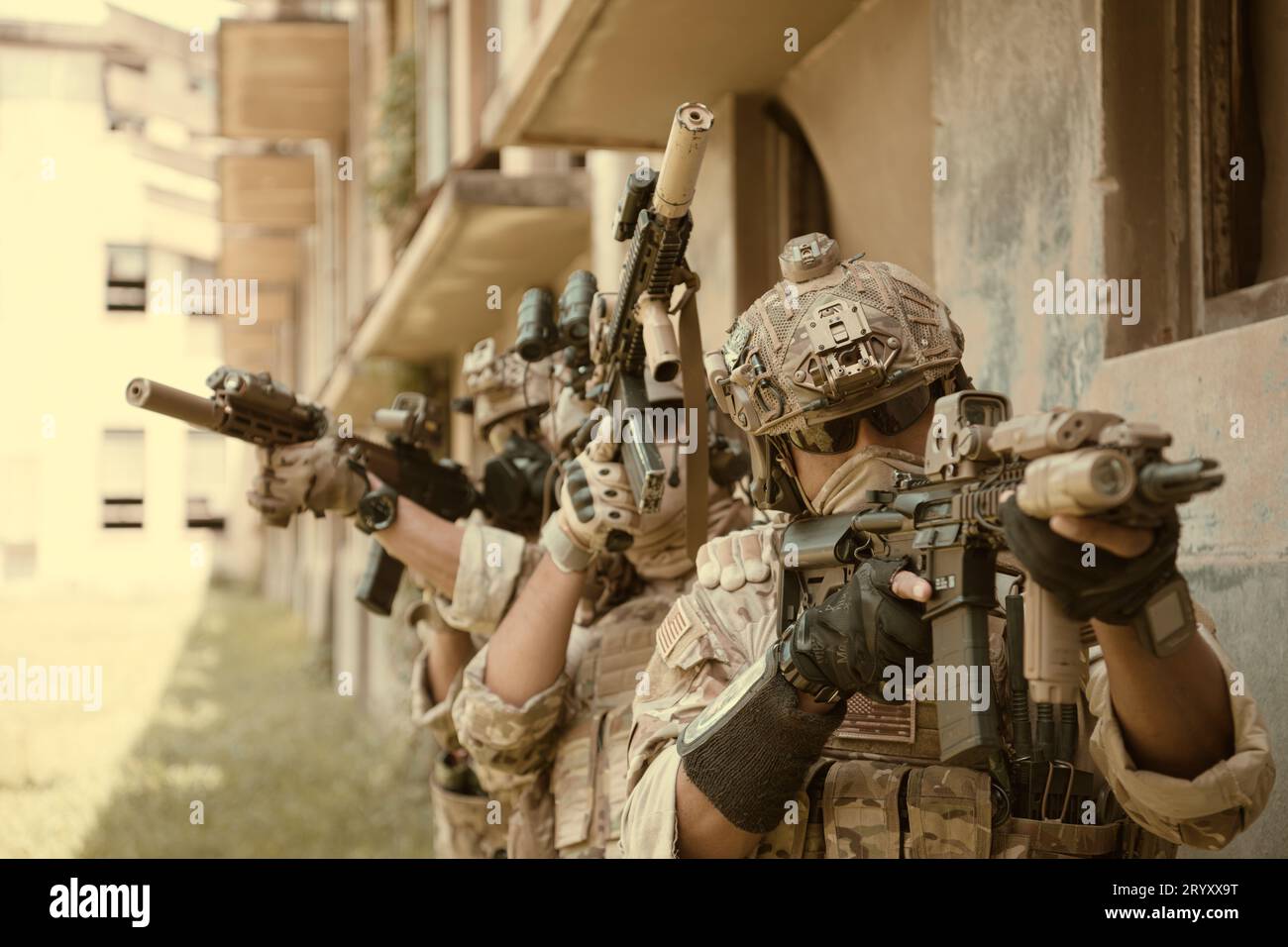 Professionelle Marinesoldaten trainieren mit Waffen auf einem militärischen Bereich. Stockfoto