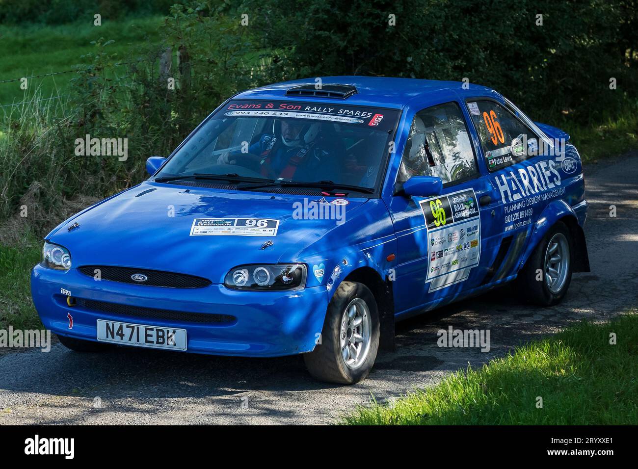 Ceredigion, Wales - 2. September 2023 Rali Ceredigion: Peter Lewis und Co-Pilot Joshua Weston in einem Ford Escort Car 96 auf der Bühne SS1 Borth 1 Wales, Stockfoto
