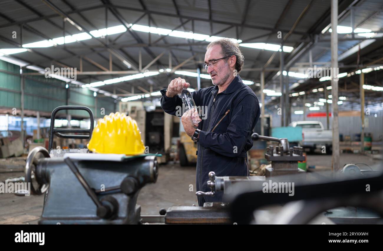 Leitender Ingenieur mit Ermüdung durch lange und harte Arbeit Stockfoto