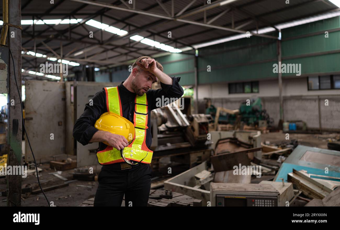 Techniker mit Ermüdung durch lange und harte Arbeit Stockfoto