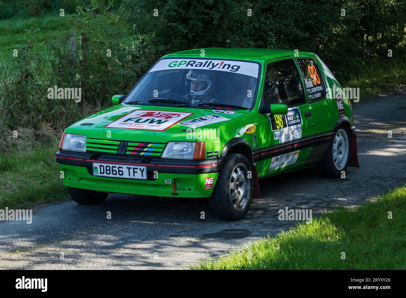 Ceredigion, Wales – 2. September 2023 Rali Ceredigion: Gareth Parry und Co-Pilot Lewis Griffiths in einem Peugeot 205 Auto 98 auf der Bühne SS1 Borth 1 Wale Stockfoto