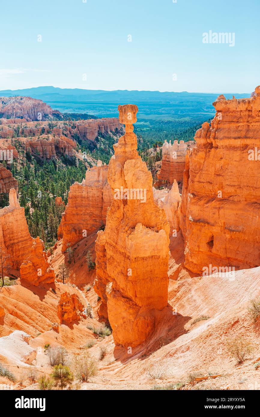 Naturszene mit wunderschönen Hoodoos, Zinnen und Türmen, Felsformationen wie dem berühmten Thors Hammer in Utah, USA Stockfoto