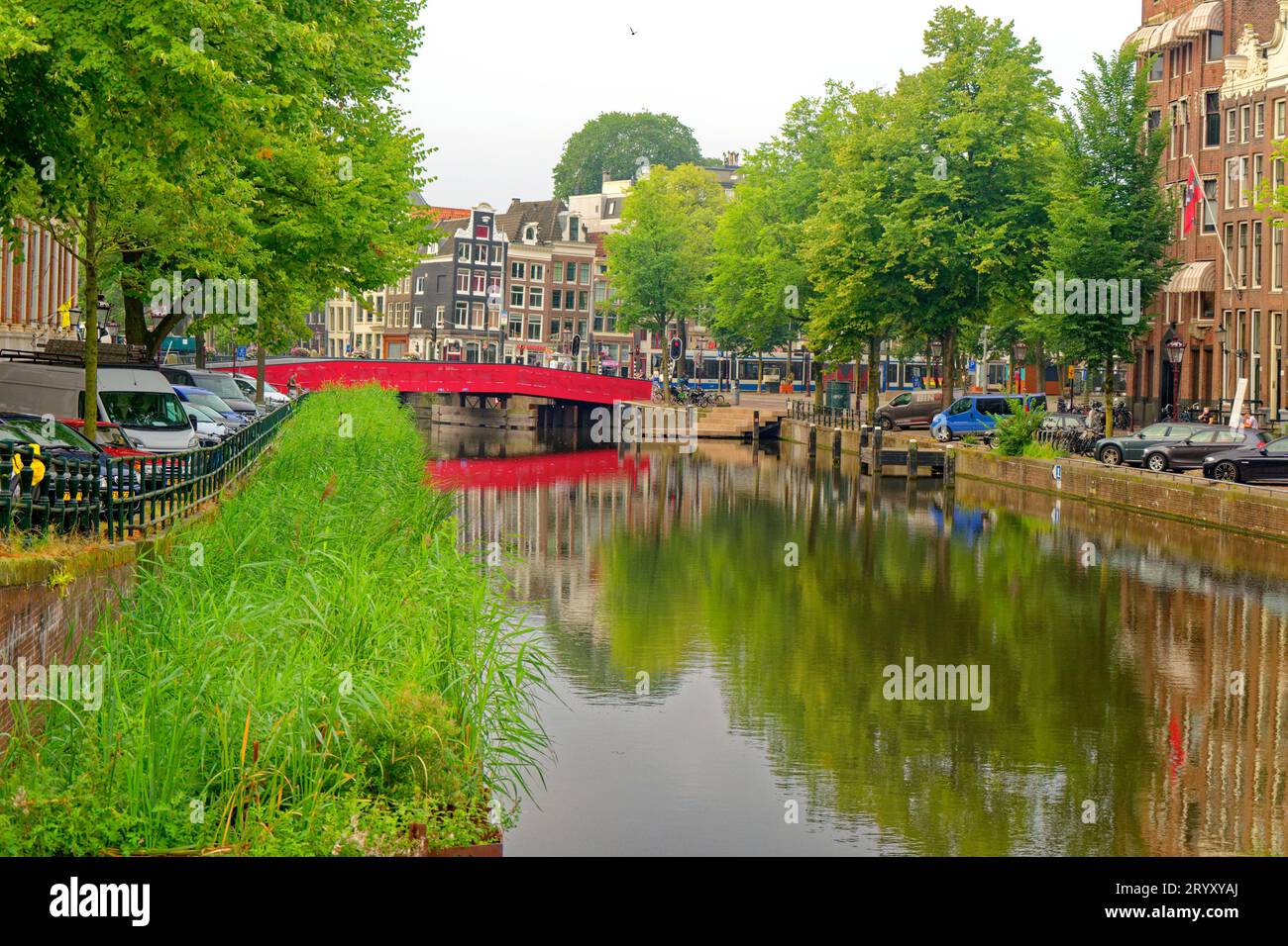 AMSTERDAM, NIEDERLANDE - 24. August 2023: Amsterdam ist die Hauptstadt der Niederlande, bekannt für sein künstlerisches Erbe, sein ausgeklügeltes Kanalsystem und seine enge Hu Stockfoto