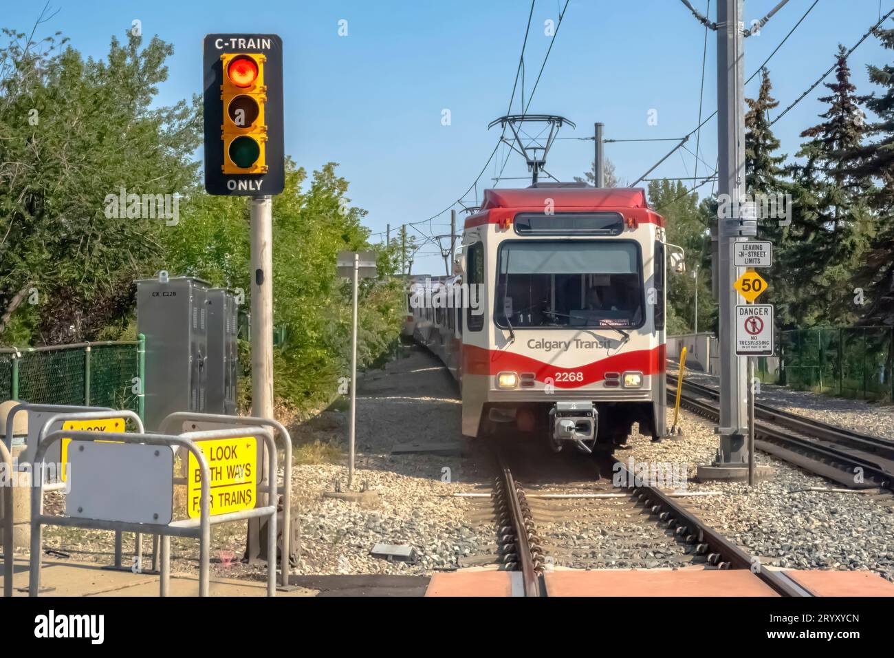 Calgary, Alberta, Kanada. Juli 2023. Vorderansicht eines Calgary Train Wagens. Stockfoto