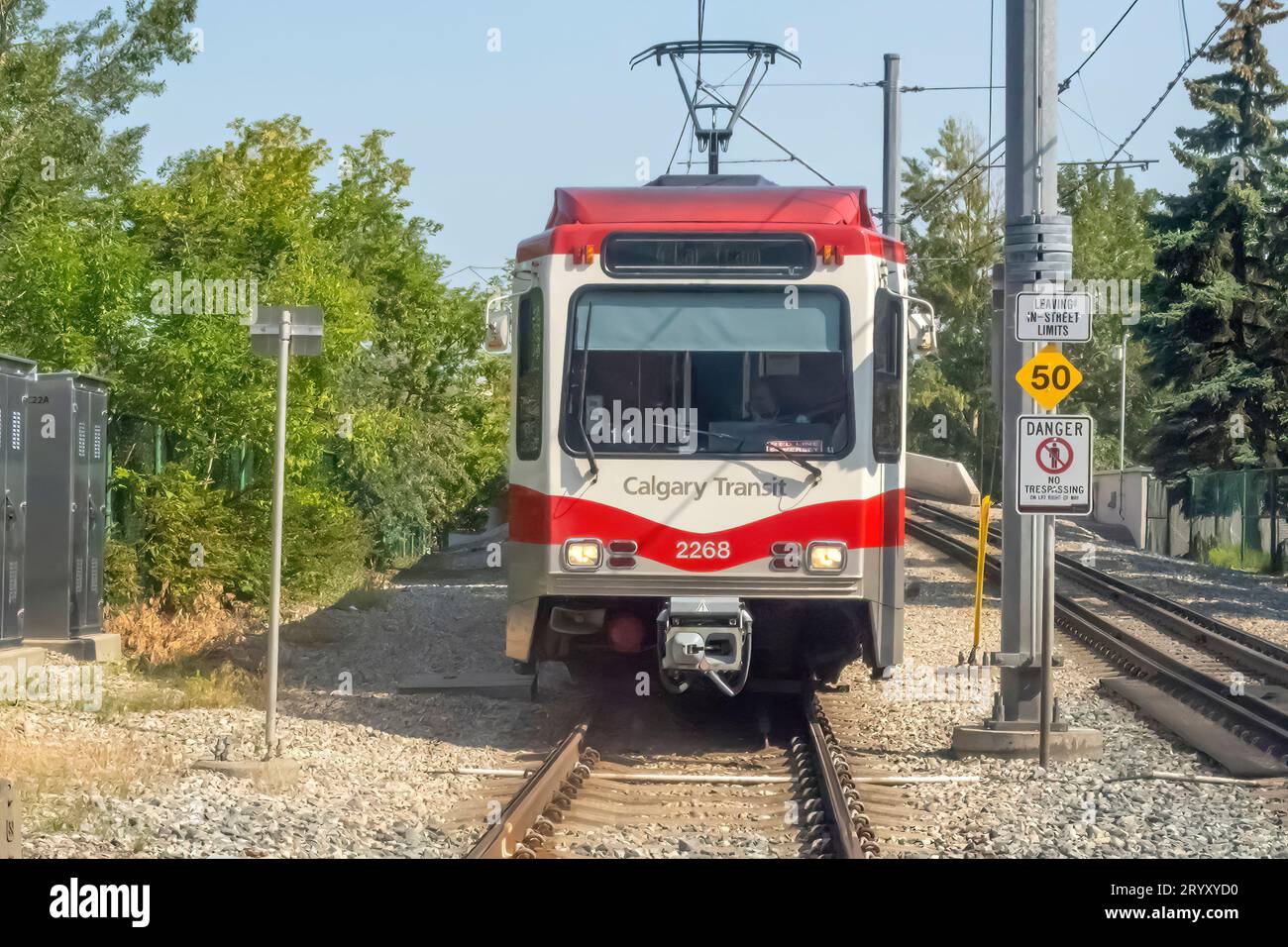 Calgary, Alberta, Kanada. Juli 2023. Vorderansicht eines Calgary Train Wagens. Stockfoto