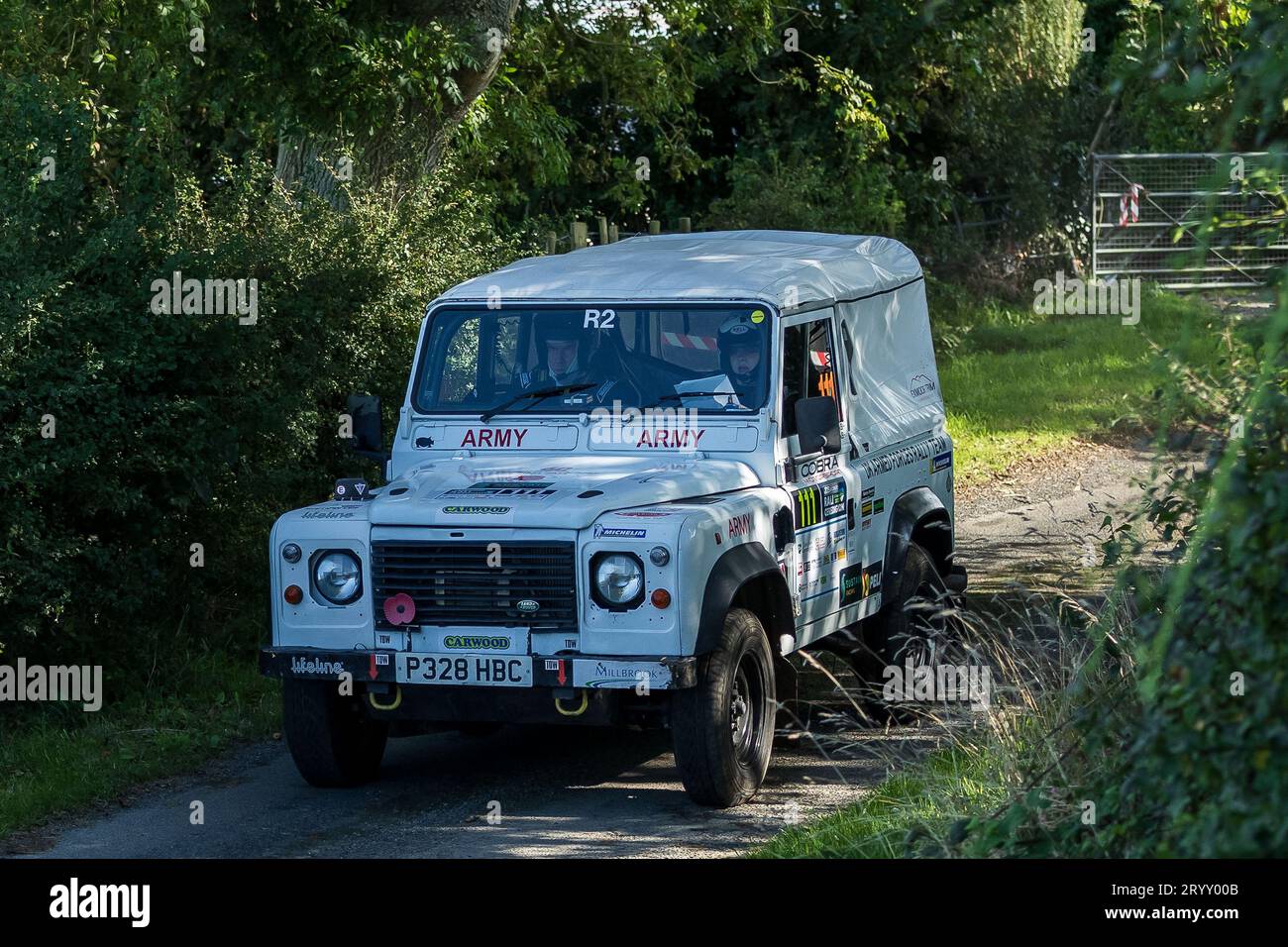 Ceredigion, Wales – 2. September 2023 Rali Ceredigion: Keith Harvey und Co-Pilot Josephine Harris in einem Land Rover Defender Car 111 auf der Bühne SS1 Bort Stockfoto