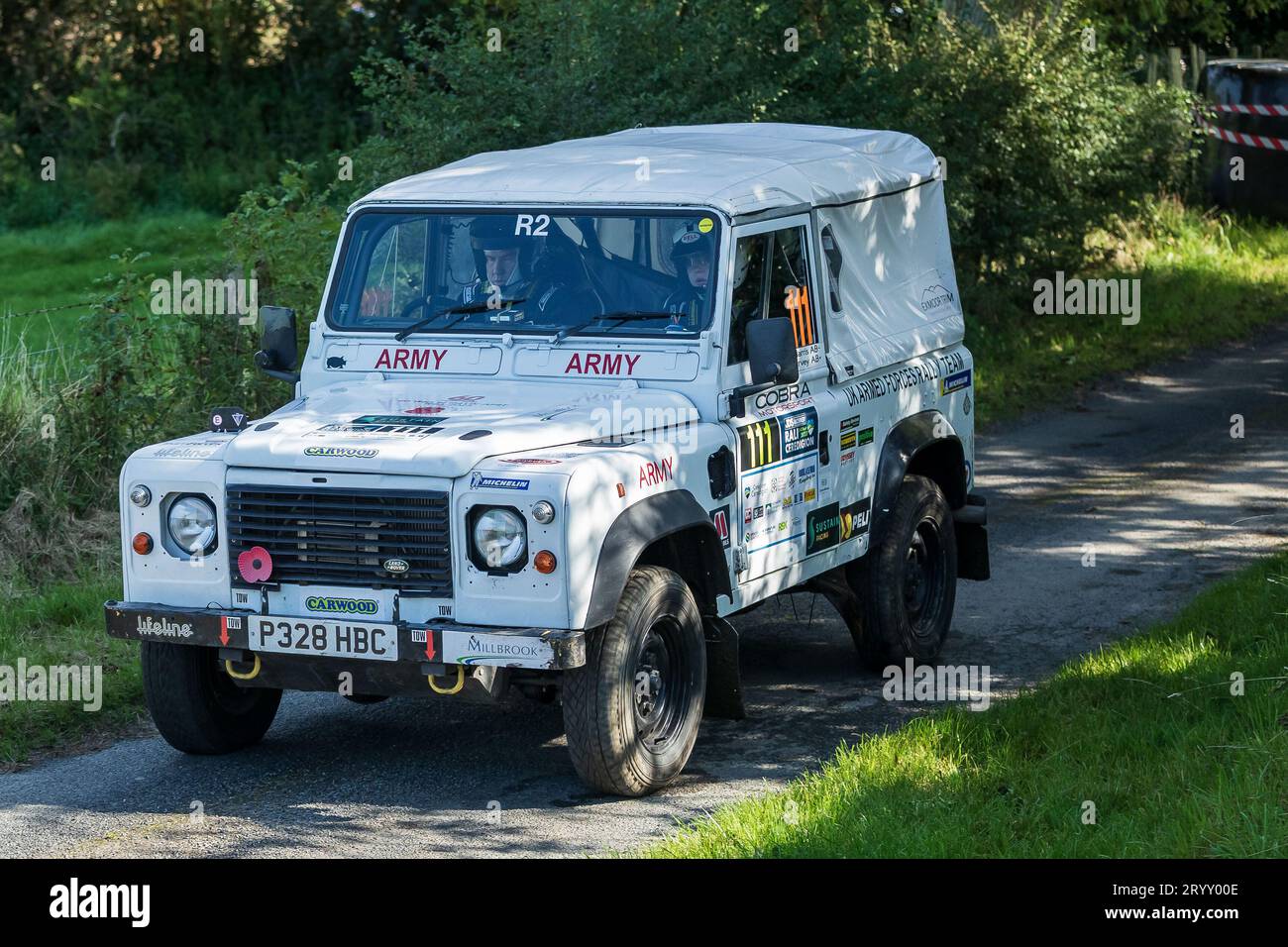Ceredigion, Wales – 2. September 2023 Rali Ceredigion: Keith Harvey und Co-Pilot Josephine Harris in einem Land Rover Defender Car 111 auf der Bühne SS1 Bort Stockfoto