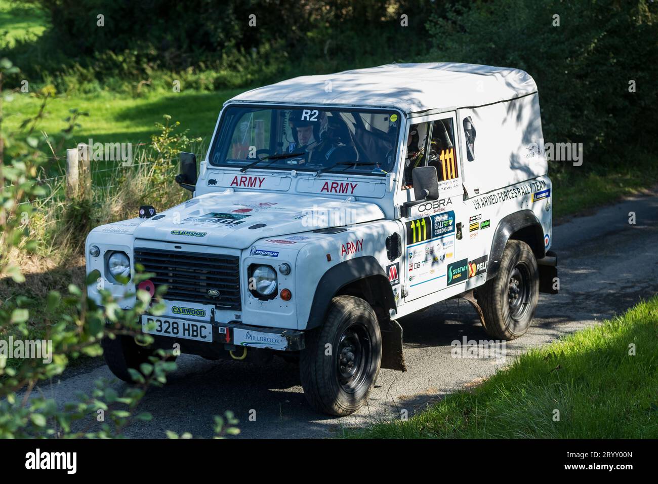 Ceredigion, Wales – 2. September 2023 Rali Ceredigion: Keith Harvey und Co-Pilot Josephine Harris in einem Land Rover Defender Car 111 auf der Bühne SS1 Bort Stockfoto