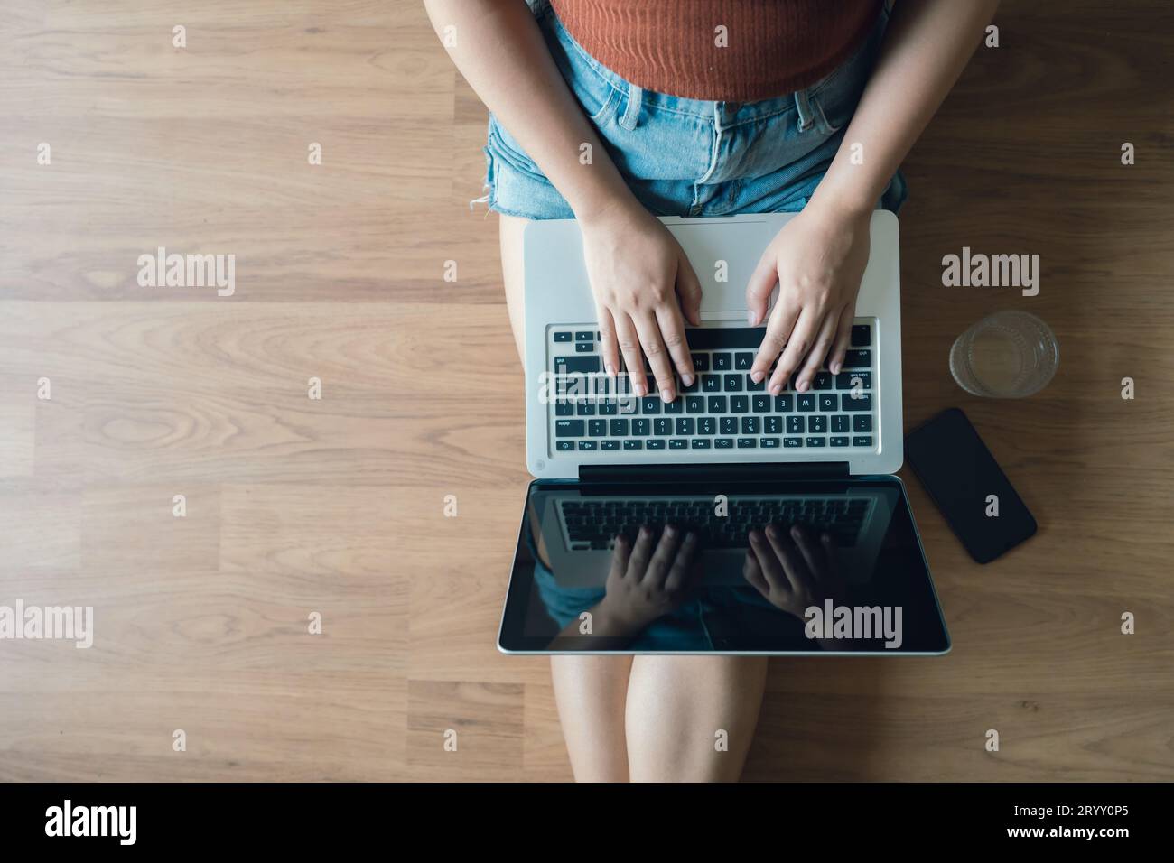 Frau, die mit einem Laptop-Computer mit leerem Bildschirm arbeitet. Hände tippen auf einer Tastatur.Technology e-Commerce-Konzept. Stockfoto