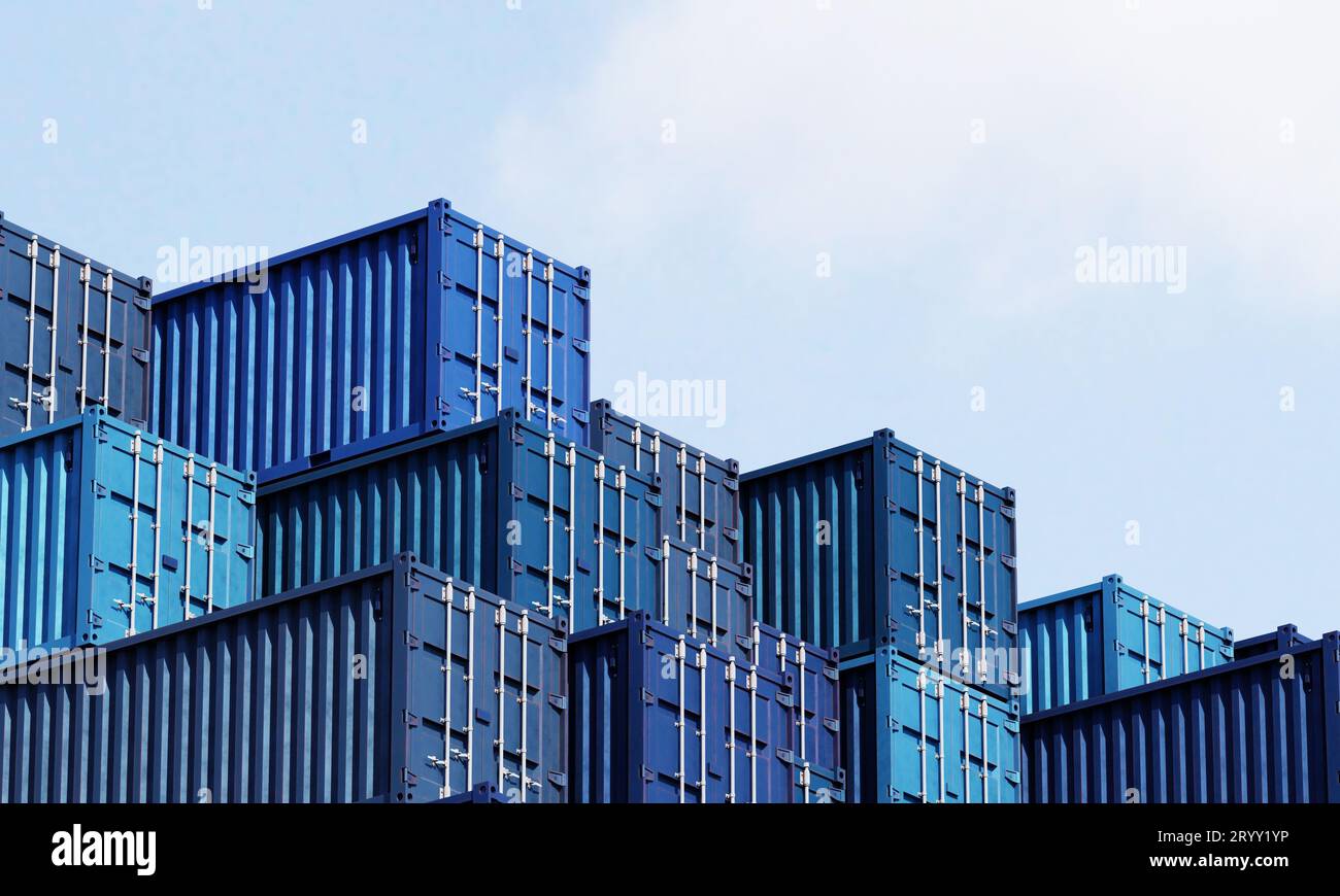 Stapel blauer Containerboxen mit Himmelshintergrund. Frachtfrachttransport für Import- und Exportlogistik. Wirtschaft und Verkehr Stockfoto