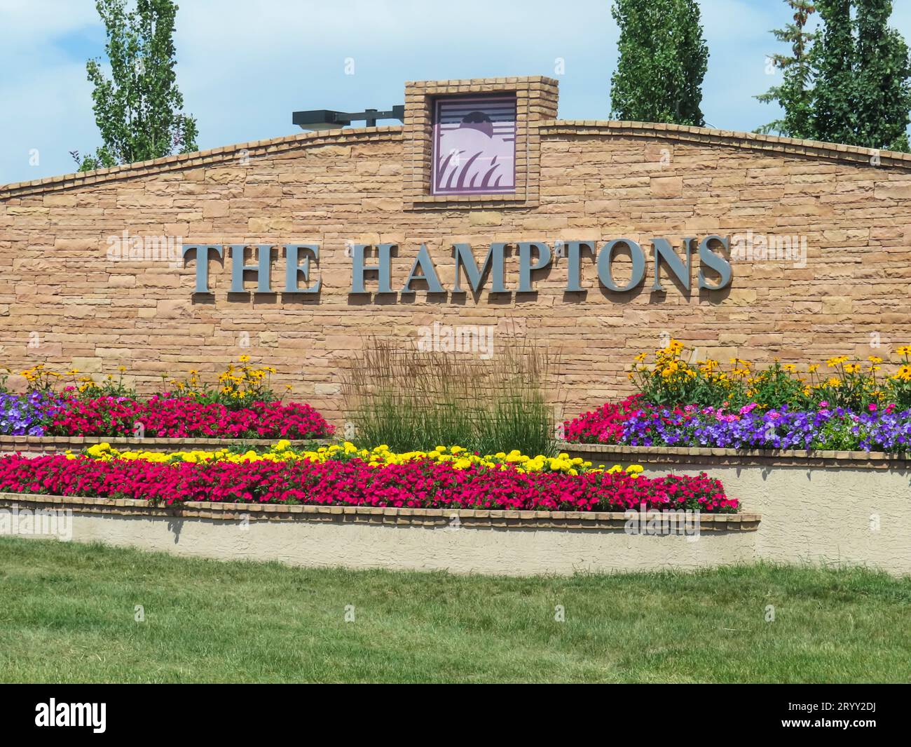 Calgary, Alberta, Kanada. Juli 2023. Ein Willkommensschild mit dem Text: THE HAMPTONS a Residence Quarter im Nordwesten Stockfoto