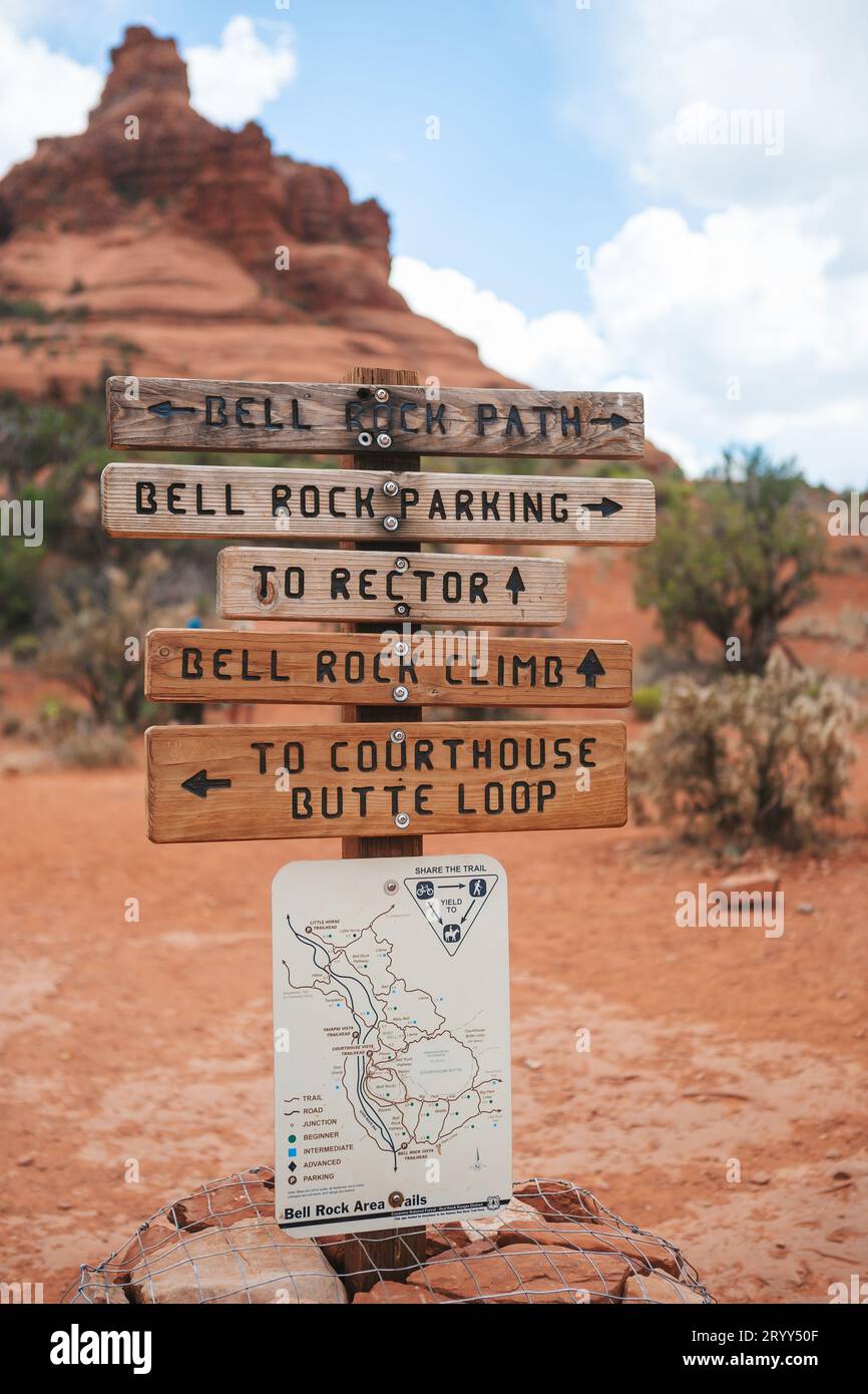 Der berühmte Bell Rock in Sedona im Arizona Red Rock Country, USA. Die Familie ist bereit für ihre Wanderung auf dem berühmten Bell Rock Stockfoto