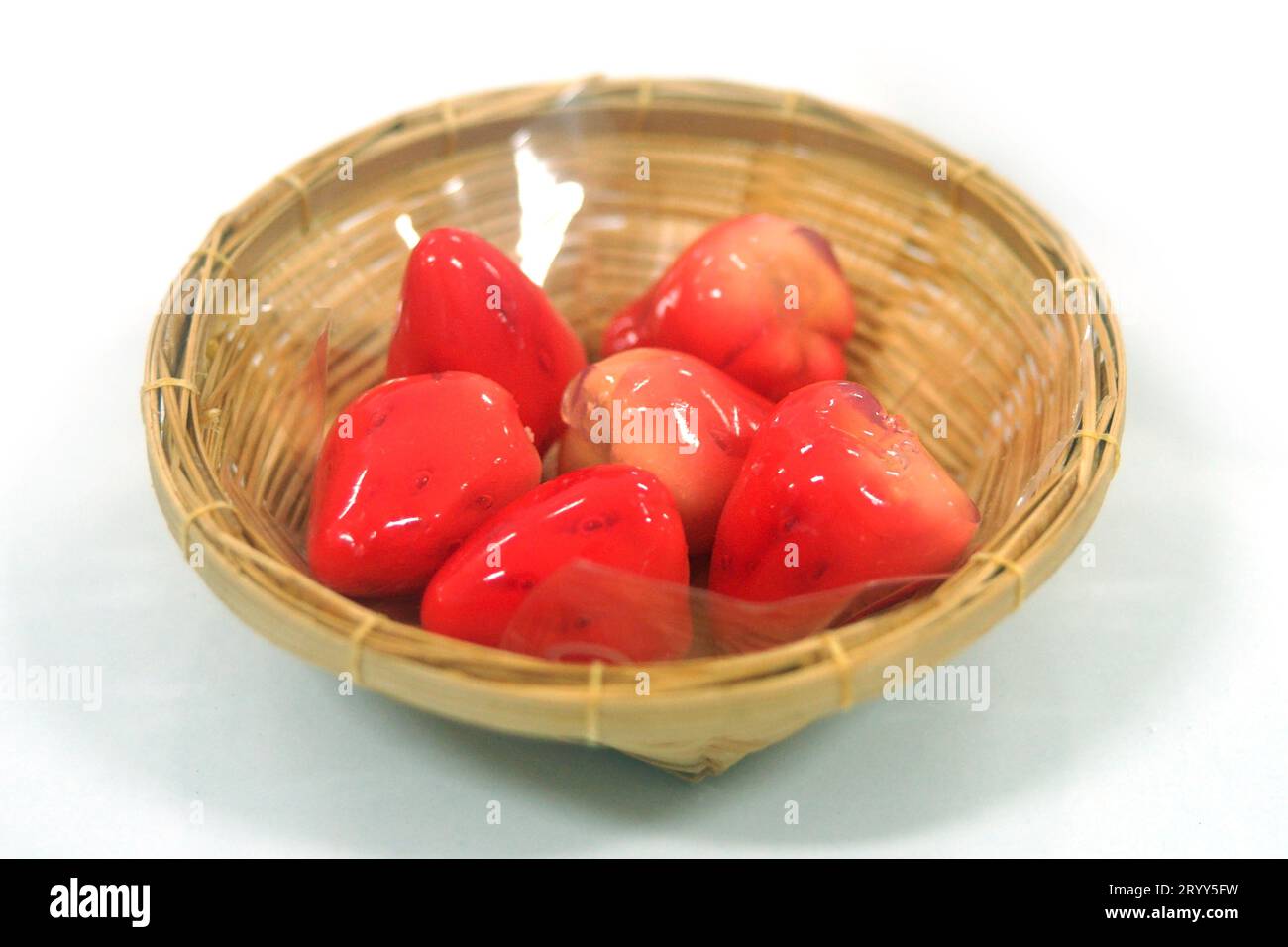 Ablöschbare Nachahmungen von Früchten in Korbflechten Stockfoto