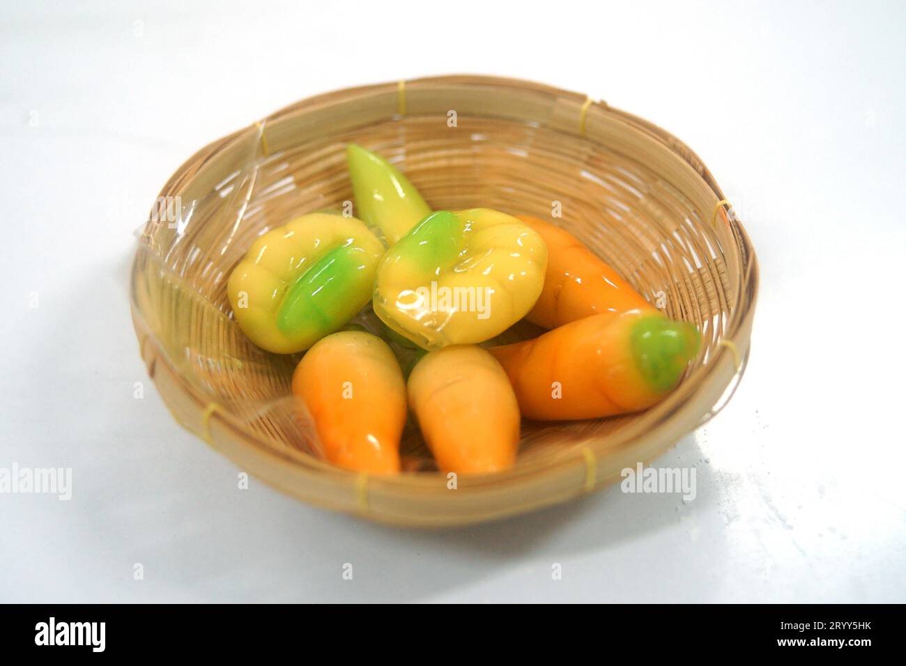 Ablöschbare Nachahmungen von Früchten in Korbflechten Stockfoto