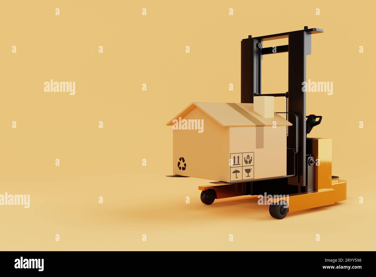 Gabelstapler heben und bewegen Kartonkisten, die wie zu Hause oder Haus aussehen, auf gelbem Hintergrund. Industrie- und Haushalts-Hypotheken Stockfoto