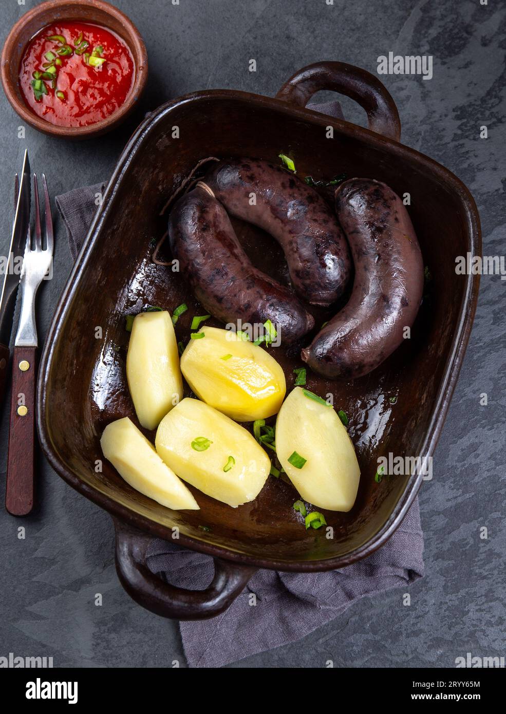 Spanische und Argentinische MORCILLA Blutwurst mit Kartoffeln und Chile Sauce Stockfoto