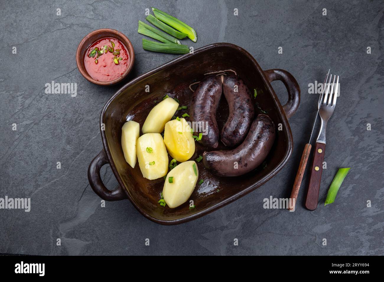 Spanische und Argentinische MORCILLA Blutwurst mit Kartoffeln und Chile Sauce Stockfoto