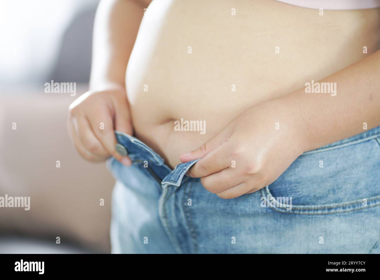 Mutterpflege. Schwangere Frau, die ihr Bauchwachstum des Babys misst. Gesunde Mutterschaft Körperpflege Schwangerschaft dietÂ Concept.Â Stockfoto