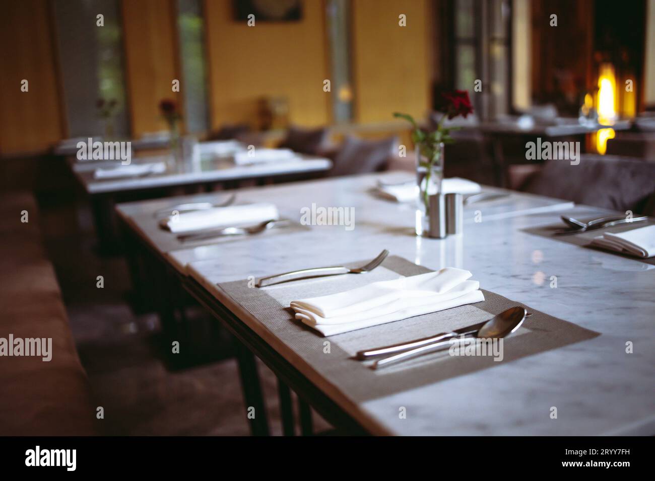 Modernes Design der Restaurant-Lounge verschwommener Hintergrund für die Präsentation oder Montage Ihrer Produkte. Stockfoto