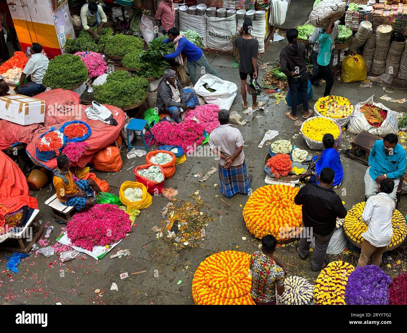 Exklusive Tagesaufnahmen von Menschen und Blumen auf dem KR Markt in Bengaluru Stockfoto