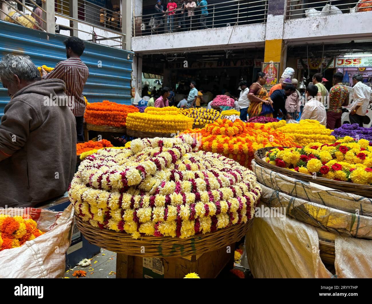Exklusive Tagesaufnahmen von Menschen und Blumen auf dem KR Markt in Bengaluru Stockfoto