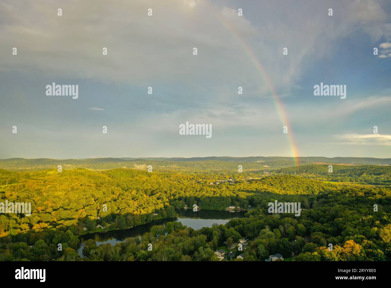 Doppelter Regenbogen über Lake Neepaulin Wantage NJ Sussex County auf einer Spätsommernachmittage-Luftfahrt Stockfoto