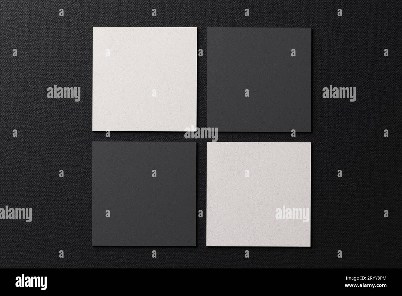 Weißes quadratisches Papier Visitenkarte Mockup auf schwarzem, modernem Stofftischhintergrund. Branding Präsentationsvorlage Druckgrafik Stockfoto