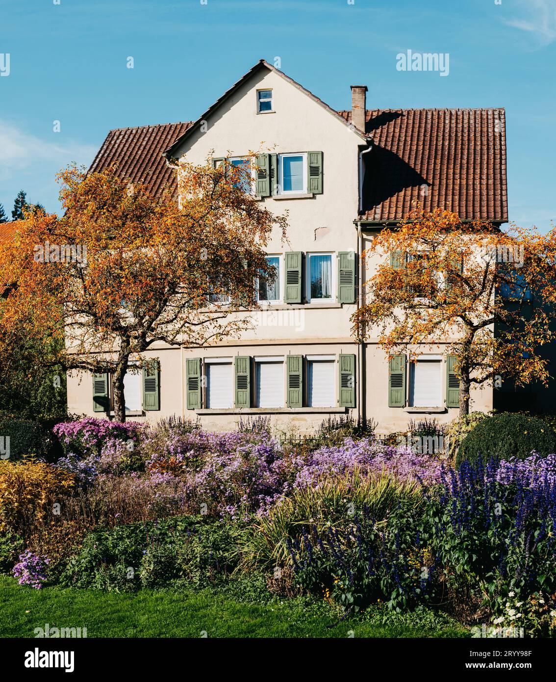 Haus mit schönem Garten im Herbst. Blumen im Stadtpark Bietigheim-Bissingen, Baden-Württemberg, Deutschland, Europa. Herbst Pa Stockfoto