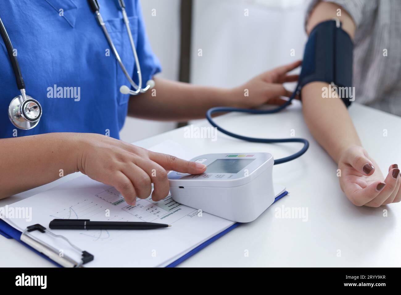 Arzt überprüft den arteriellen Blutdruck einer alten Patientin. Gesundheitswesen Stockfoto