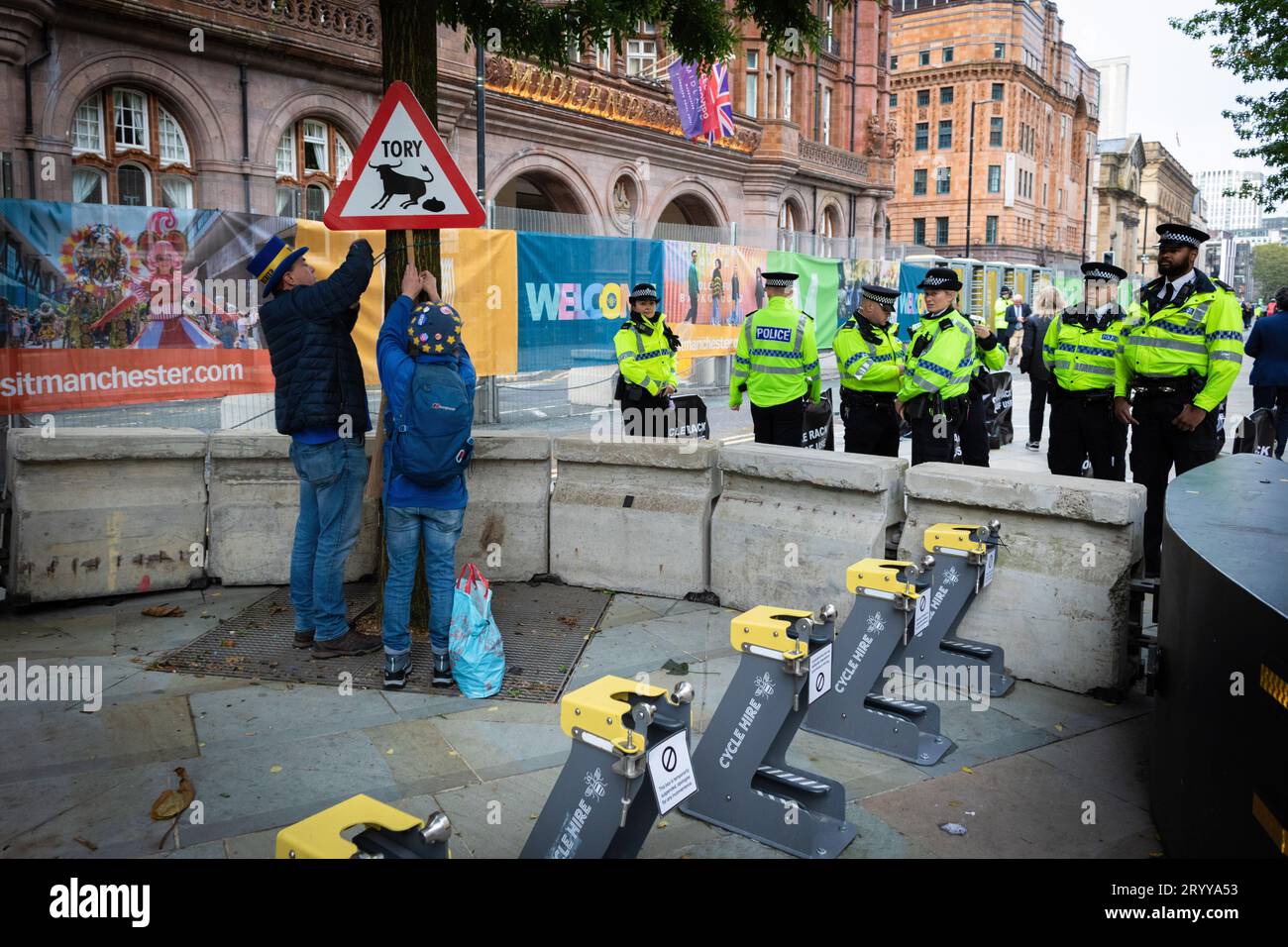 Manchester, Großbritannien. Oktober 2023. Der Anti-Brexit-Aktivist Steve Bray bringt ein Schild vor der Konservativen Parteikonferenz auf. Die Öffentlichkeit begrüßt Mitglieder der Tory-Partei während der GPC23 - das Herbstslogan lautet: Langfristige Entscheidungen für eine bessere Zukunft. (Foto: Andy Barton/SOPA Images/SIPA USA) Credit: SIPA USA/Alamy Live News Stockfoto