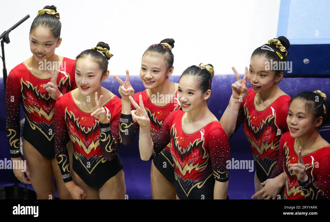 Antwerpen, Belgien. Oktober 2023. Team China posiert für Fotos nach der Qualifikation der Frauen bei der Weltmeisterschaft im Kunstturnen 2023 in Antwerpen, Belgien, 2. Oktober 2023. Quelle: Zheng Huansong/Xinhua/Alamy Live News Stockfoto