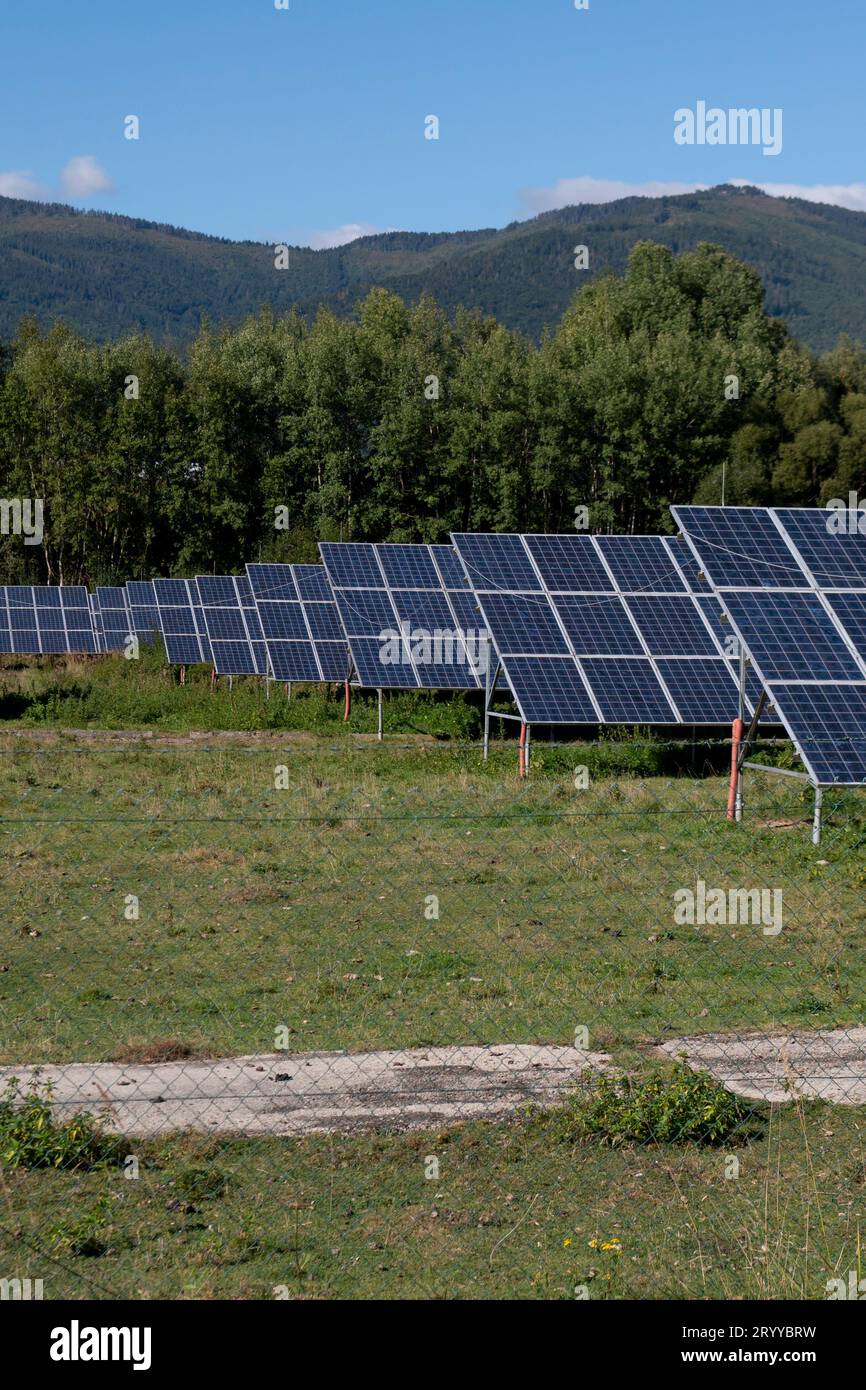 Solarkraftwerk. Photovoltaik-Solarpaneele. Solarstromerzeugungssystem. Stockfoto
