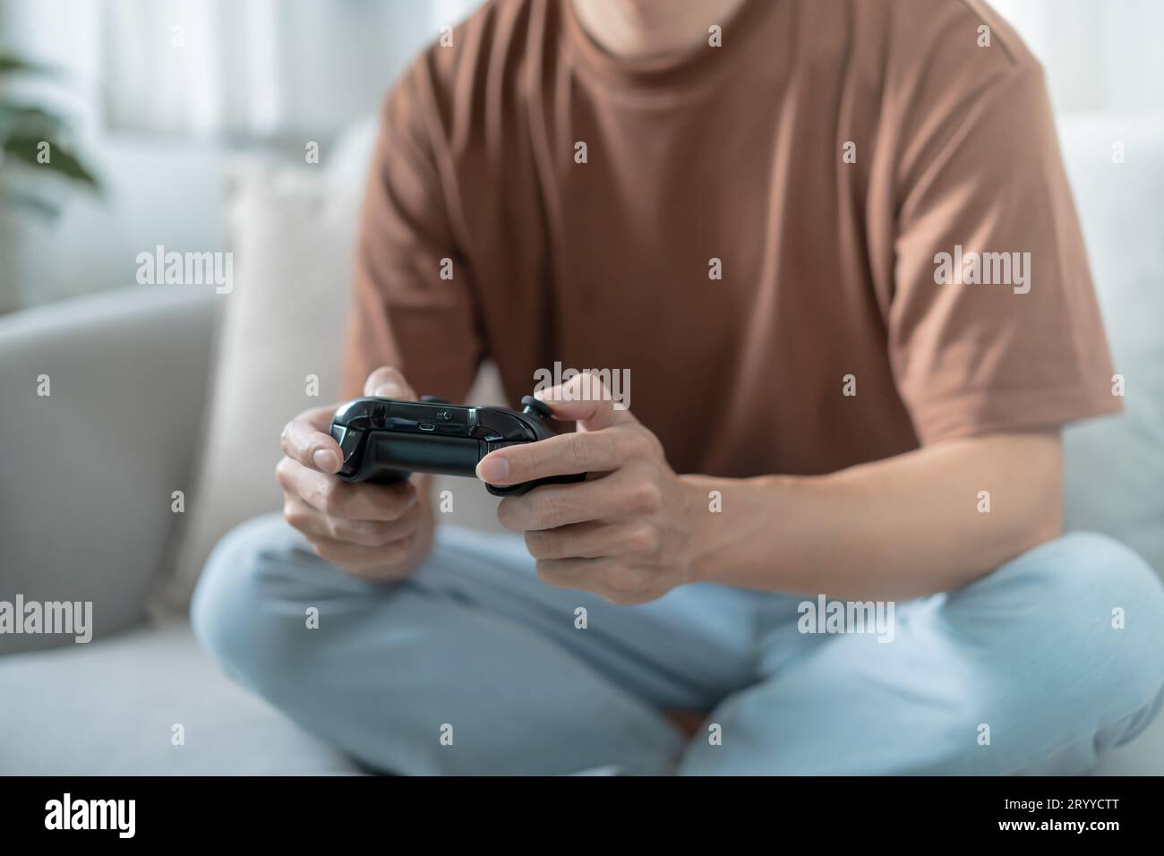 Junger asiatischer Mann Gamer Controller Videokonsole playingÂ Halten Hobby spielerisch Online Videospiel Genuss eSport Cyber Games Int Stockfoto